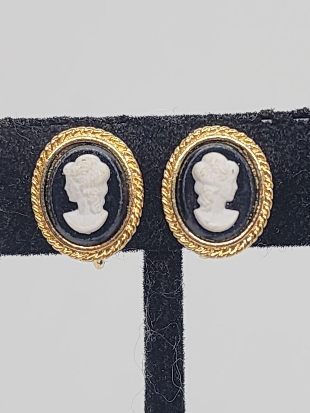 Vintage Cameo Clip On Earrings Black White Portrait Gold Tone Rope Border